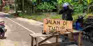 Warga Tutup jalan Desa di Ciamis