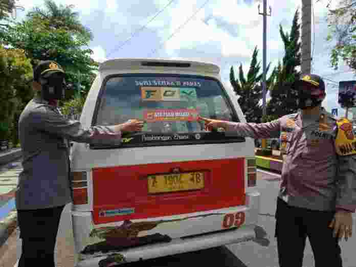 Tekan Covid-19, Polres Ciamis Pasang Stiker Ayo Pakai Masker