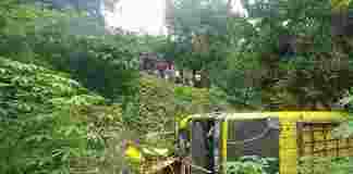 Mobil Elf Terjun Ke Jurang