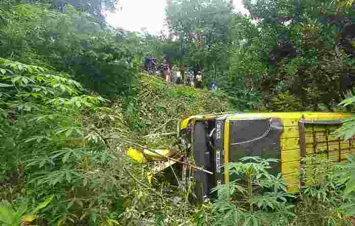 Mobil Elf Terjun Ke Jurang