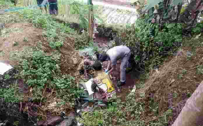 Warga Desa Sukamulya Kecamatan Cihaurbeuti sedang mengevakuasi mayat bayi