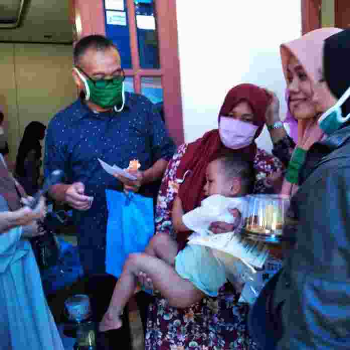 Sebanyak 21 anak di Desa Sukamaju Kecamatan Baregbeg, Kecamatan Ciamis, Jawa Barat mengikuti khitanan massal, Minggu (15/11/2020)