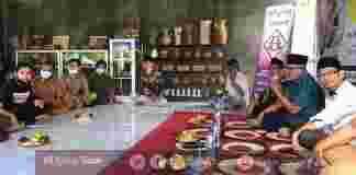 Anggota komisi XI DPR RI, Drs Agun Gunandjar Sudarsa Bc.IP.,M.Si. Kunjungi saung kreatif Gapura (Galuh Peduli Rasa) di Dewasari Kecamatan Cijeunjing, Kabupaten Ciamis, Jawa Barat Selasa