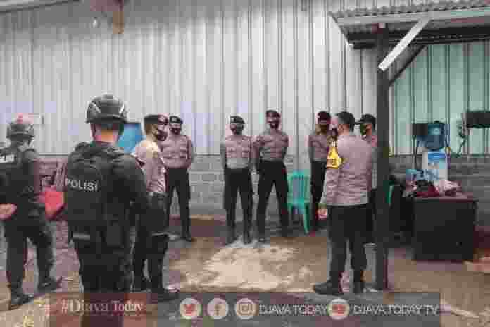 Pasca perhitungan suara Pilkada Pangandaran, Kapolres Ciamis AKBP Dony Eka Putra memeriksa gudang logistik KPU Pangandaran, Sabtu (12/11/2020).