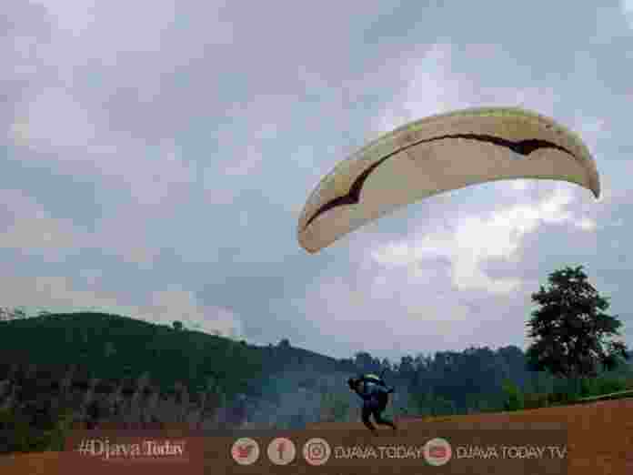 Wisata Olahraga Paralayang di Bukit Pangangonan, Dusun Baros, Desa Ciomas, Kecamatan Panjalu, Kabupaten Ciamis, Jawa Barat