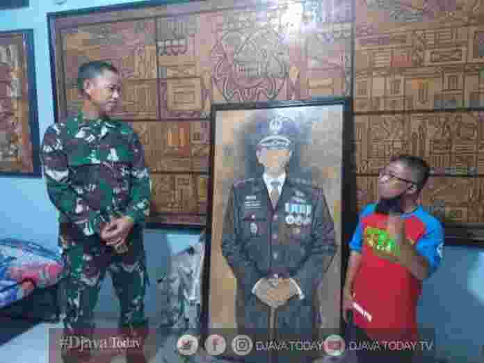 Dandim 0613 Ciamis Dapat Kejutan dari Rumah Kreatif Karangkamulyan berupa lukisan dirinya