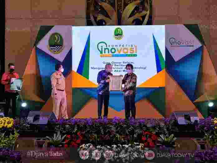Disdik Ciamis meraih Penghargaan Kompetisi Inovasi Jabar 2020, Piagam penghargaan diterima oleh Wakil Bupati Ciamis Yana D Putra.