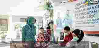 Ketua TP PKK Kabupaten Ciamis Ny. Hj. Kania Ernawati Herdiat meninjau pelaksanaan rapid tes untuk kaum perempuan. Beliau menegaskan peran penting seorang ibu bagi kemajuan bangsa.