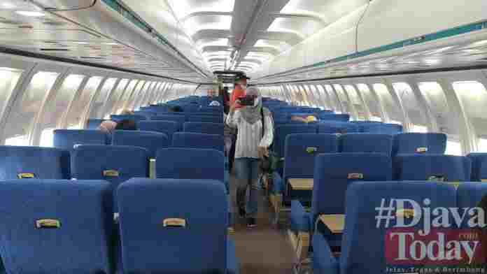 Pengunjung Kafe Al Baik Ciamis Menikmati Wahana Naik Pesawat Asli