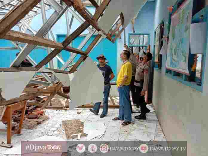 Sekretaris Daerah Pemkab Ciamis H Tatang Pantau Langsung Kondisi Reruntuhan pPasca Atap SDN 1 SDN 1 Sukadana Ciamis Ambruk