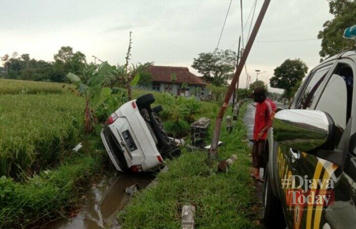 Mobil Yaris terguling