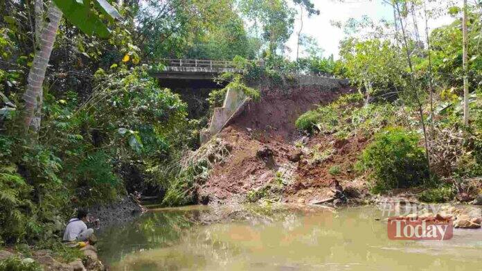 Jembatan penghubung di cikoneng