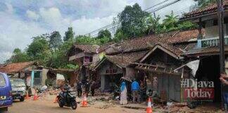 Bus tabrak rumah