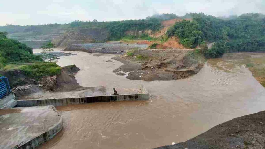 Tanggul Bendungan Leuwikeris Jebol, Sejumlah Alat Berat Sempat Terseret Air