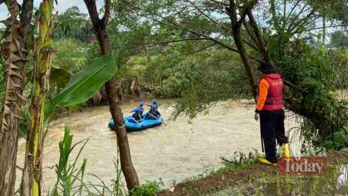 Pengendara motor hanyut