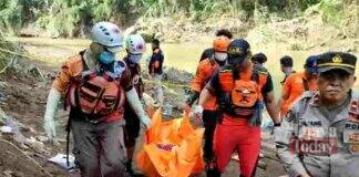 Pemotor Hanyut Terseret Banjir