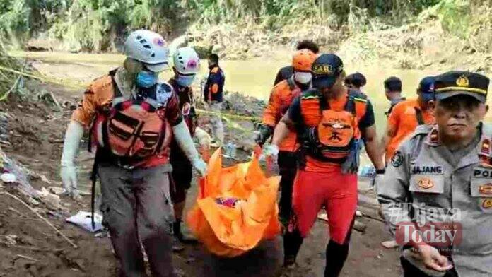 Pemotor Hanyut Terseret Banjir