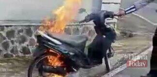 Sepeda motor terbakar