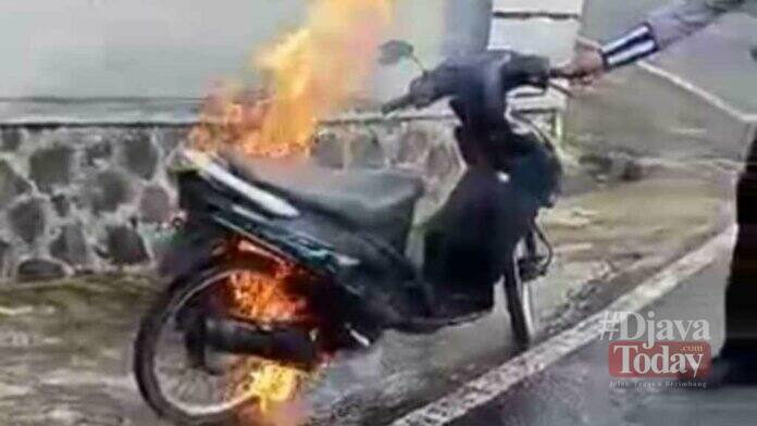 Sepeda motor terbakar
