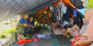 Wasekjen DPP Demokrat menyalurkan bantuan kepada para korban gempa Cianjur, Foto : Istimewa.