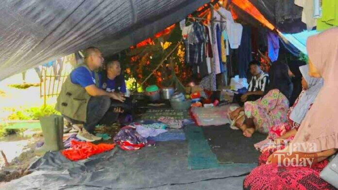 Wasekjen DPP Demokrat menyalurkan bantuan kepada para korban gempa Cianjur, Foto : Istimewa.