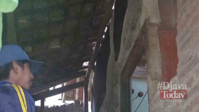 Tembok rumah jebol