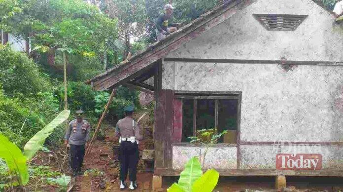 Rumah warga tertimpa pohon