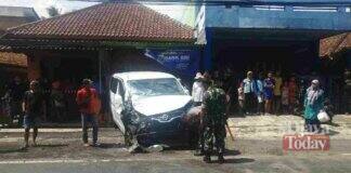 Tabrakan mobil