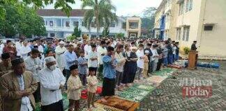 Warga Muhammadiyah salat