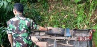 Mobil Pikap Terjun ke Jurang