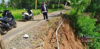 Jalan desa longsor