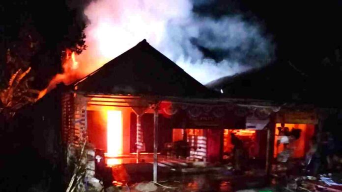 Kios rumah terbakar