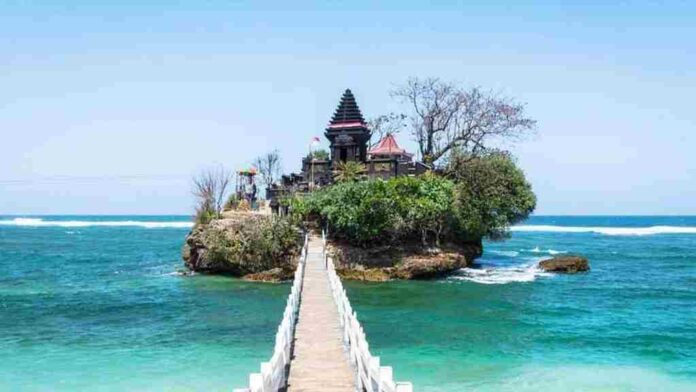 Objek Wisata Pantai Balekambang