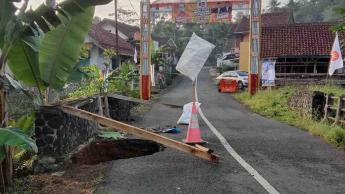 Jembatan Penghubung ambles