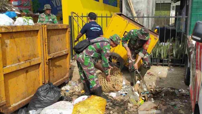Bersihkan Sampah di Pasar Banjar