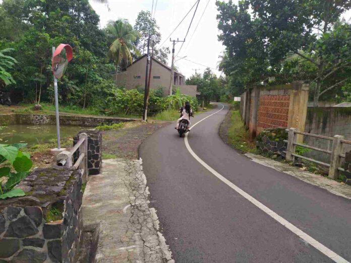 Jalan Raya Baregbeg menuju Sukamaju tepatnya di Dusun Ciwahangan, Desa Baregbeg, Kecamatan Baregbeg, Kabupaten Ciamis, rawan kecelakaan.