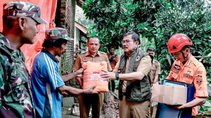 Pj Bupati Ciamis Engkus Sutisna pun langsung meninjau dampak gempa tersebut, Senin (29/4/2024).