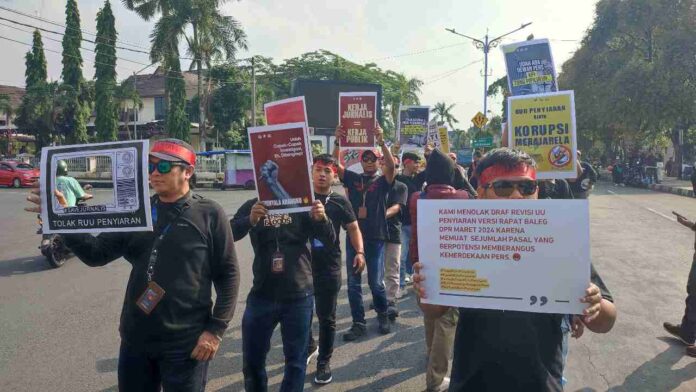 Jalan Mundur Warnai Aksi Solidaritas Jurnalis Ciamis Tolak RUU Penyiaran