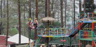 Embun Lawu Tawangmangu merupakan sebuah objek wisata populer di Karanganyar yang menyuguhkan keindahan lereng Gunung Lawu.