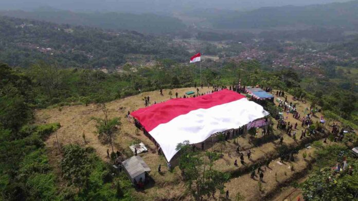 Bendera merah putih raksasa