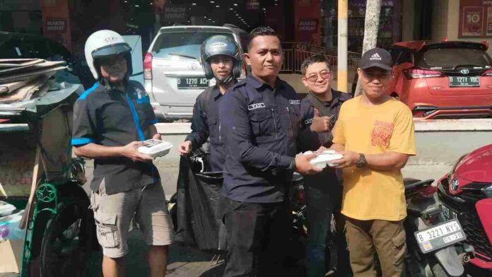 Para sopir Pemda Ciamis yang tergabung dalam Komunitas Gabungan Pengemudi Pemda Ciamis (GPPC) membagikan nasi boks