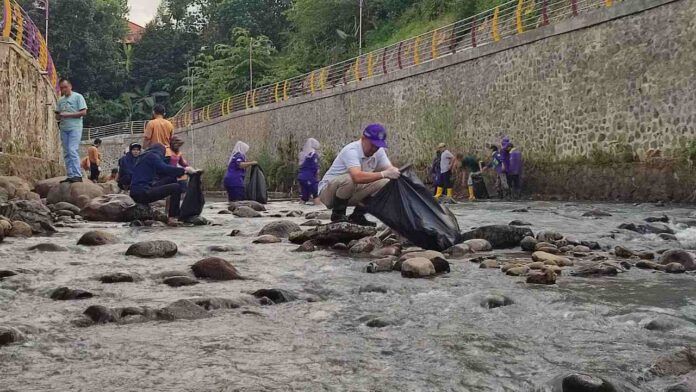 Aksi Gotong Royong Pemda dan Komunitas Bersihkan Sampah di Sungai Cileueur