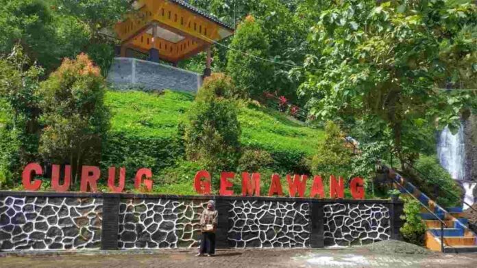 Curug Gemawang Banyumas merupakan sebuah objek wisata alam yang menyuguhkan keindahan air terjun dengan kolam biru toscanya.