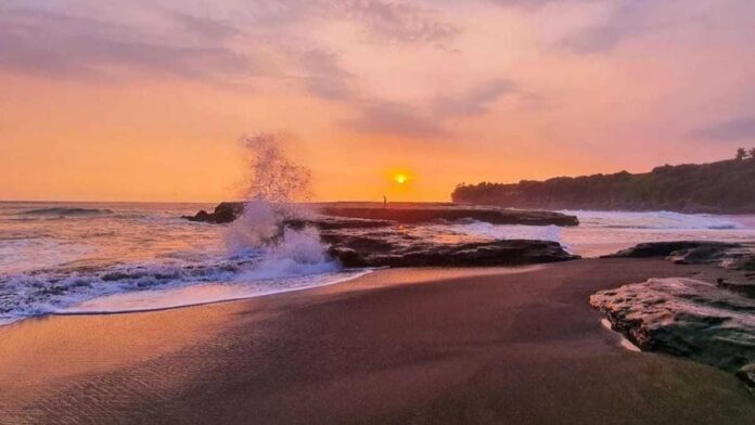 Pantai Citanggeuleuk Garut