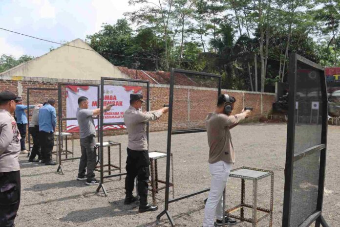 Polres Tasikmalaya menggelar lomba menembak. Kegiatan digelar di Lapang Tembak Asrama Polisi Polres Tasikmalaya, Rabu (19/6/2024).