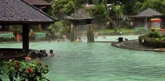 Pemandian air panas kian diminati oleh para wisatawan. Tempat yang menjadi sasaran untuk refreshing ini