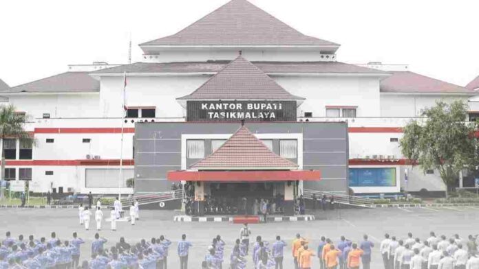 Pemkab Tasikmalaya melaksanakan upacara Peringatan Hari Lahir Pancasila di halaman Setda Kabupaten Tasikmalaya, Sabtu (1/6/2024).