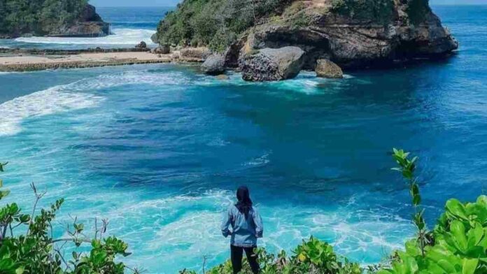 Pantai Batu Bengkung