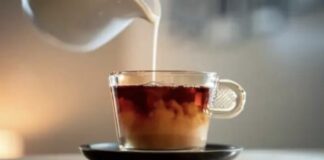 Minum Teh Campur Susu