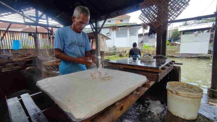 Perajin tahu kedelai